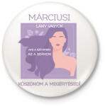 printfashion Márciusi lány vagyok2 - Kitűző, hűtőmágnes - Fehér (6235733)