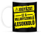 printfashion Vigyázat ez a villanyszerelő lesokkoló - Bögre - Fekete (7458774)