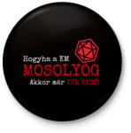 printfashion Hogyha a Kalandmester mosolyog, már túl késő - Kitűző, hűtőmágnes - Fekete (3103042)