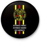 printfashion Cobra Kai - Strike first - Kitűző, hűtőmágnes - Fekete (6132805)