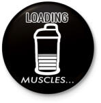 printfashion Loading Muscles - Kitűző, hűtőmágnes - Fekete (3101901)