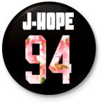 printfashion J-Hope BTS - Kitűző, hűtőmágnes - Fekete (3096016)