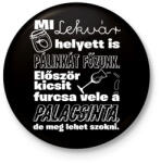 printfashion Mi lekvár helyett is pálinkát főzünk. Először kicsit furcsa vele a palacsinta, de meg lehet szokni. - Kitűző, hűtőmágnes - Fekete (16528571)