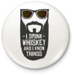 printfashion Whiskey-t iszok és tudok dolgokat - Kitűző, hűtőmágnes - Fehér (4357958)
