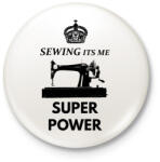 printfashion SEWING ITS ME SUPER POWER - Kitűző, hűtőmágnes - Fehér (3082297)