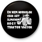 printfashion Én nem horkolok csak azt álmodom hogy traktor vagyok - Kitűző, hűtőmágnes - Fekete (16271603)