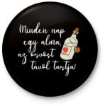 printfashion Mindennap egy alma - Kitűző, hűtőmágnes - Fekete (3100624)