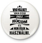 printfashion Van egy őrült húgom és. . . - Kitűző, hűtőmágnes - Fehér (3077792)