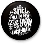 printfashion Still fall in love - Kitűző, hűtőmágnes - Fekete (3100893)
