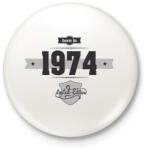 printfashion born-in-1974-(dark&lightgrey) - Kitűző, hűtőmágnes - Fehér (3076141)