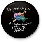 printfashion Szeretek Horgolni. . . de a kedvenc hobbim a fonalak gyűjtése - Kitűző, hűtőmágnes - Fekete (16526431)