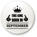 printfashion Ez a király szeptemberben született - Kitűző, hűtőmágnes - Fehér (3079763)