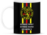 printfashion Cobra Kai - Strike first - Bögre - Fekete (6132784)