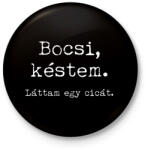 printfashion Bocsi, késtem. Láttam egy cicát. - Kitűző, hűtőmágnes - Fekete (4801118)