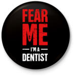 printfashion Félj tőlem, én vagyok a fogorvos - Kitűző, hűtőmágnes - Fekete (3096939)