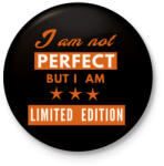 printfashion IMA NOT PERFECT - Kitűző, hűtőmágnes - Fekete (3098026)