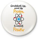 printfashion Gondolkodj úgy, mint egy proton és maradj pozitív - Kitűző, hűtőmágnes - Fehér (16739523)