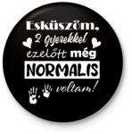 printfashion 2 gyerekkel ezelőtt normális voltam - Kitűző, hűtőmágnes - Fekete (13844610)