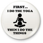 printfashion Először jógázok, aztán a dolgaimat teszem - Kitűző, hűtőmágnes - Fehér (3079469)
