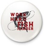 printfashion Work Hard Fish Harder - Kitűző, hűtőmágnes - Fehér (3078042)