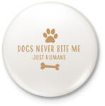 printfashion Dog never bite me - Kitűző, hűtőmágnes - Fehér (3077877)