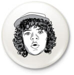 printfashion Stranger Things Dustin - Kitűző, hűtőmágnes - Fehér (3729874)