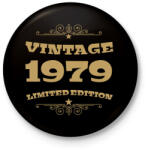 printfashion 1979 - Kitűző, hűtőmágnes - Fekete (4093374)