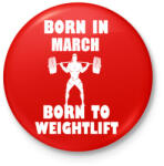 printfashion Márciusban születve - súlyemelésre születve - Kitűző, hűtőmágnes - Piros (3110643)