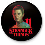printfashion Stranger Things - 11 - Kitűző, hűtőmágnes - Fekete (7246247)