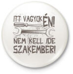 printfashion Itt vagyok én nem kell ide szakember - Kitűző, hűtőmágnes - Fehér (16671644)