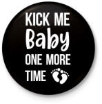 printfashion Kick me baby one more time - Kismama (fehér) - Kitűző, hűtőmágnes - Fekete (7057157)