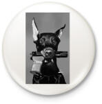 printfashion Dobermann with gun - Kitűző, hűtőmágnes - Fehér (16206566)