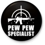printfashion Pew pew speciaist - Kitűző, hűtőmágnes - Fekete (15529814)