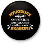 printfashion Nyugdíjas vagyok! - Kitűző, hűtőmágnes - Fekete (15985410)
