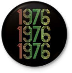 printfashion 1976 - Kitűző, hűtőmágnes - Fekete (4275653)