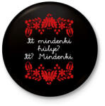 printfashion Itt mindenki hülye? Itt? Mindenki. - Kitűző, hűtőmágnes - Fekete (16380222)
