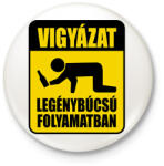 printfashion Vigyázat legénybúcsú folyamatban - Kitűző, hűtőmágnes - Fehér (16511418)