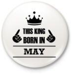 printfashion Ez a király májusban született - Kitűző, hűtőmágnes - Fehér (3079721)