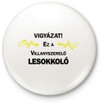 printfashion Vigyázat! Ez a villanyszerelő lesokkoló - Kitűző, hűtőmágnes - Fehér (6546385)