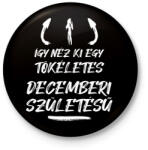 printfashion Így néz ki egy tökéletes decemberi születésű - Kitűző, hűtőmágnes - Fekete (11015633)