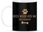 printfashion Dog never bite me - Bögre - Fekete (990576)