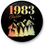 printfashion 1983 - Kitűző, hűtőmágnes - Fekete (12723825)