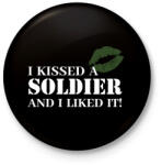 printfashion I kissed a soldier - Kitűző, hűtőmágnes - Fekete (7703614)