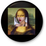 printfashion Nyalókázó Mona - Kitűző, hűtőmágnes - Fekete (3103951)