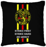 printfashion Cobra Kai - Strike first - Párnahuzat, Díszpárnahuzat - Fekete (6132786)