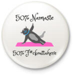 printfashion 50% NAMASTE 50% F#CK OUTTA HERE - Kitűző, hűtőmágnes - Fehér (3088253)