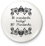 printfashion Itt mindenki hülye? Itt? Mindenki. - Kitűző, hűtőmágnes - Fehér (16380157)