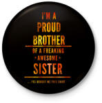 printfashion BÜSZKE TESTVÉR - Kitűző, hűtőmágnes - Fekete (3098936)