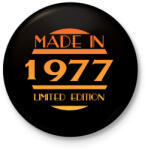 printfashion 1977 - Kitűző, hűtőmágnes - Fekete (12778593)
