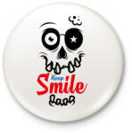 printfashion Mosolyogj - Kitűző, hűtőmágnes - Fehér (3074656)
